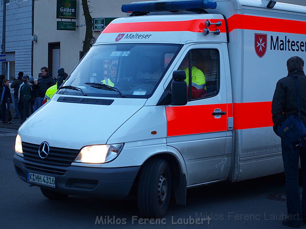 Einsatz Feuerwehr SEK Polizei Koeln Nippes Merheimerstr P164.JPG